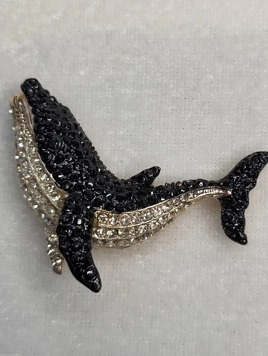 New Art Deco Elegant Rhinestone Pave Orca Whale Brooch / Pin - Picture 1 of 2